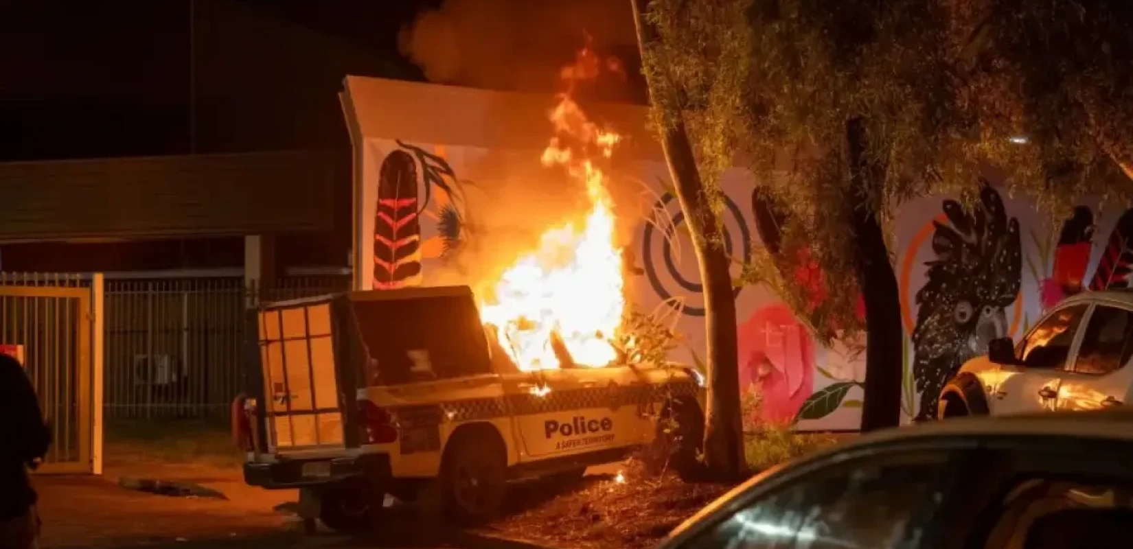 Αυστραλία: Επεισόδια έξω από το νοσοκομείο που κρατείται 47χρονος για τη δολοφονία 5χρονης - Έκαψαν περιπολικά και ασθενοφόρα (βίντεο)