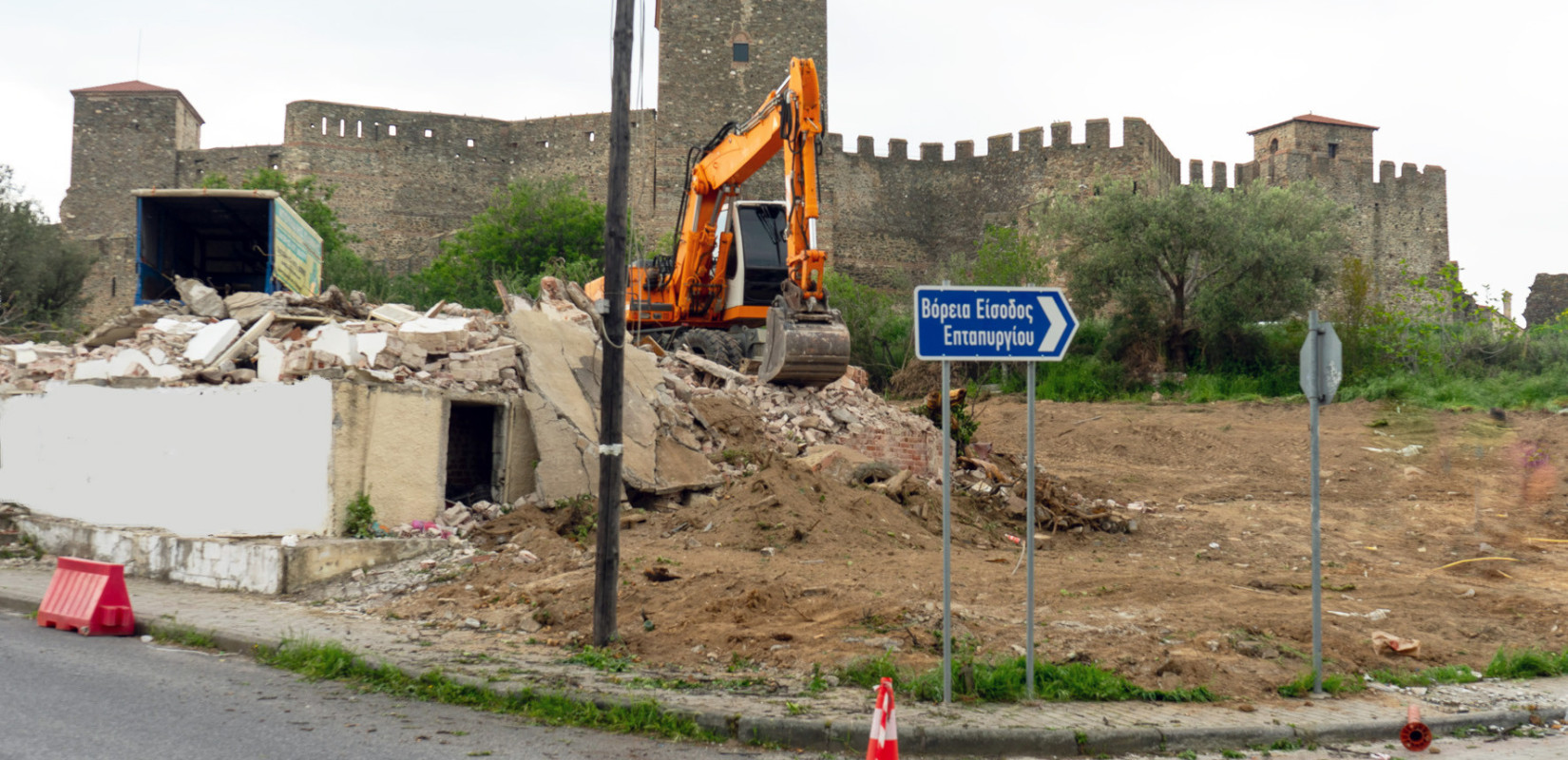 Επταπύργιο: Κατεδάφιση εγκαταλειμμένου κτίσματος για την κατασκευή μνημείου εκτελεσθέντων πολιτικών κρατουμένων του Γεντί-Κουλέ