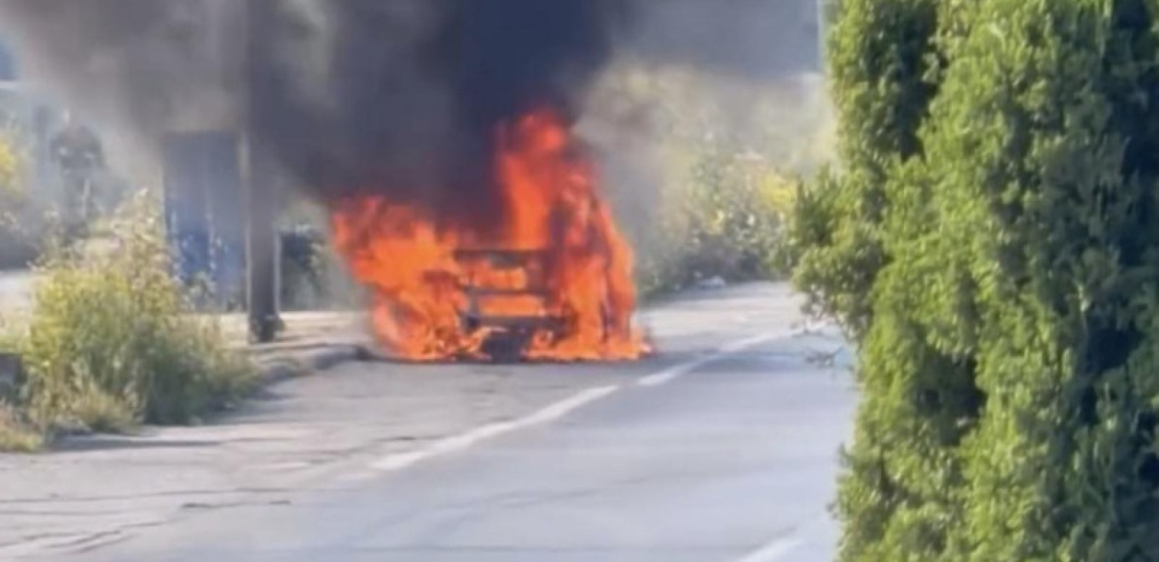 Θεσσαλονίκη: Αυτοκίνητο τυλίχθηκε στις φλόγες στη Γεωργικής Σχολής (βίντεο)
