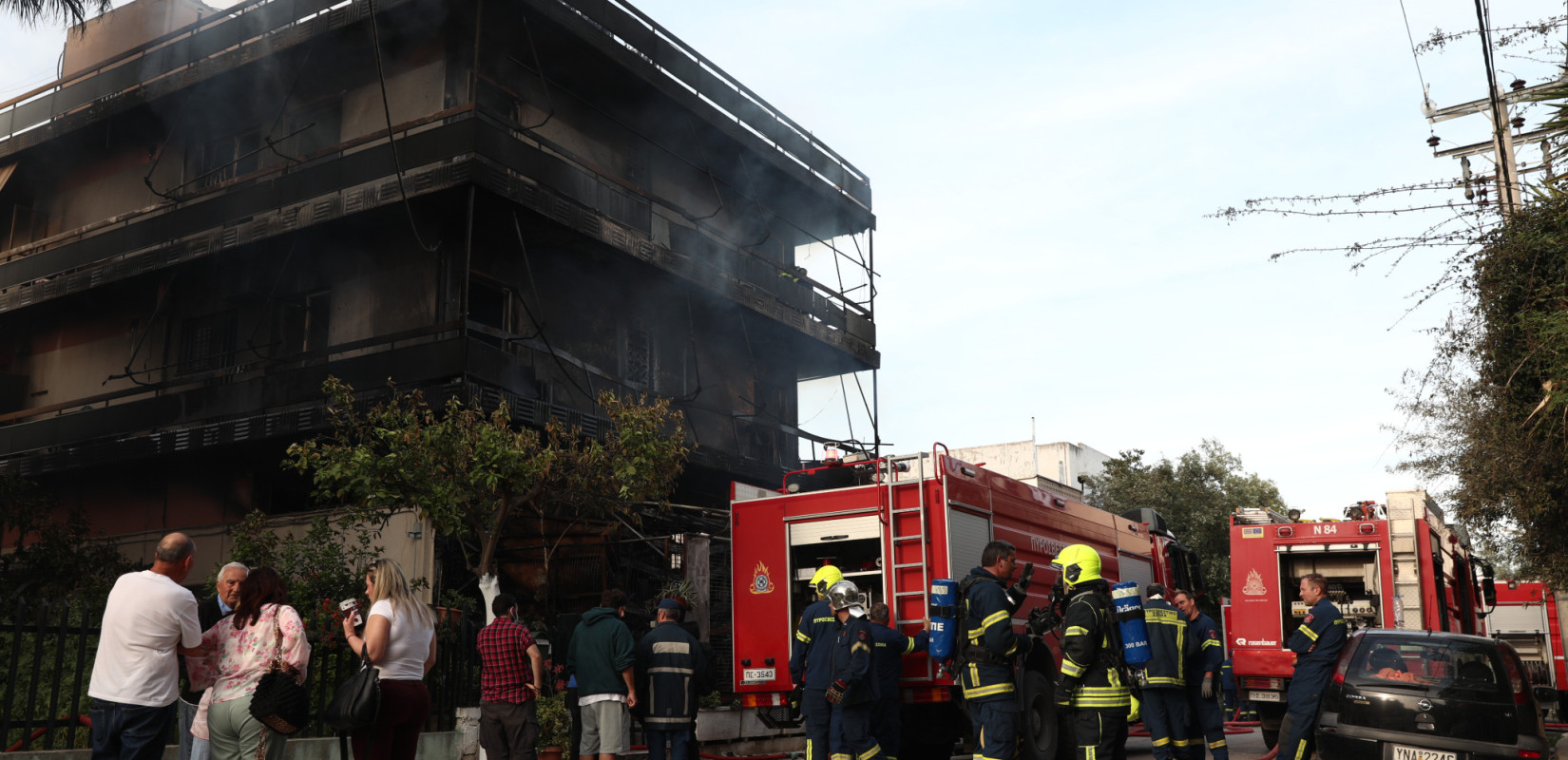 Πύρινη κόλαση στο Ίλιον: Συγκλονίζουν οι μαρτυρίες - «Ακούγονταν εκρήξεις, οι φλόγες άρπαξαν τις τέντες»