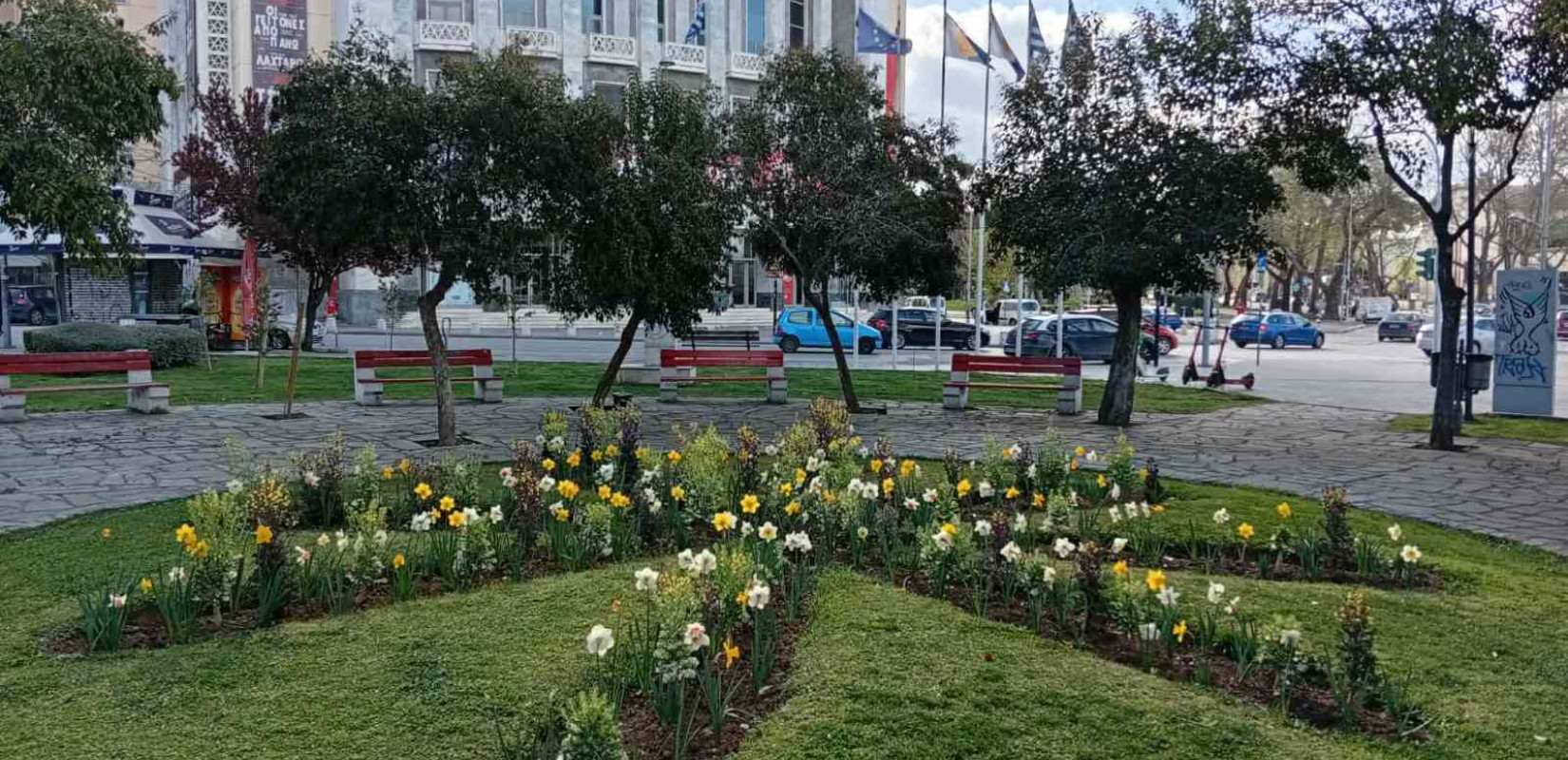 Θεσσαλονίκη: Χρώματα κι αρώματα σε κάθε γωνιά της πόλης με νέα λουλούδια και φυτά