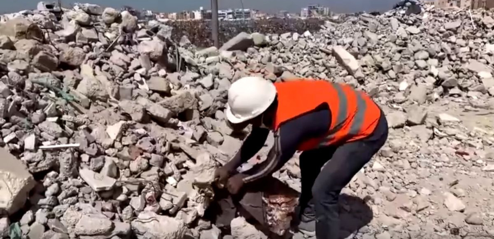 Γάζα: Με τα συντρίμμια του πολέμου χτίζουν ξανά δρόμους οι Παλαιστίνιοι - Δείτε βίντεο