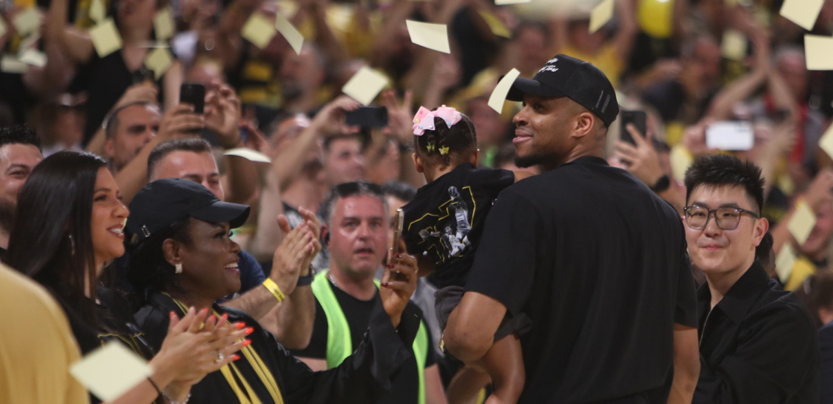 Τρέλα Αντετοκούνμπο στο Παλέ: «Δεν την περίμενα αυτή την υποδοχή, είναι απίστευτο» (βίντεο)