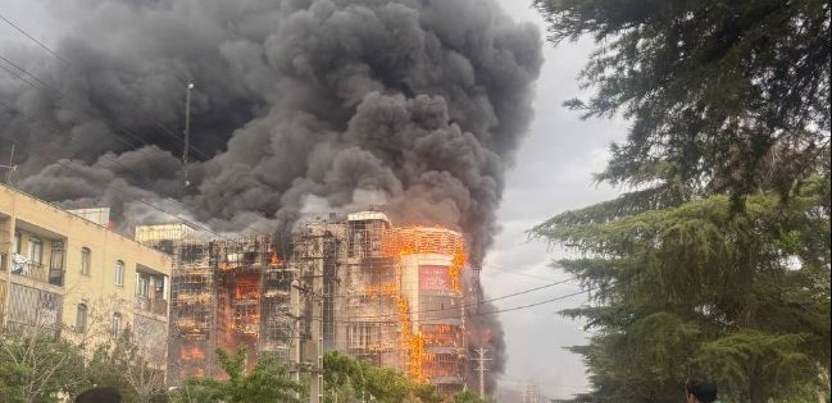 Τεχεράνη: Τουλάχιστον δέκα τραυματίες από μεγάλη πυρκαγιά σε εμπορικό κέντρο