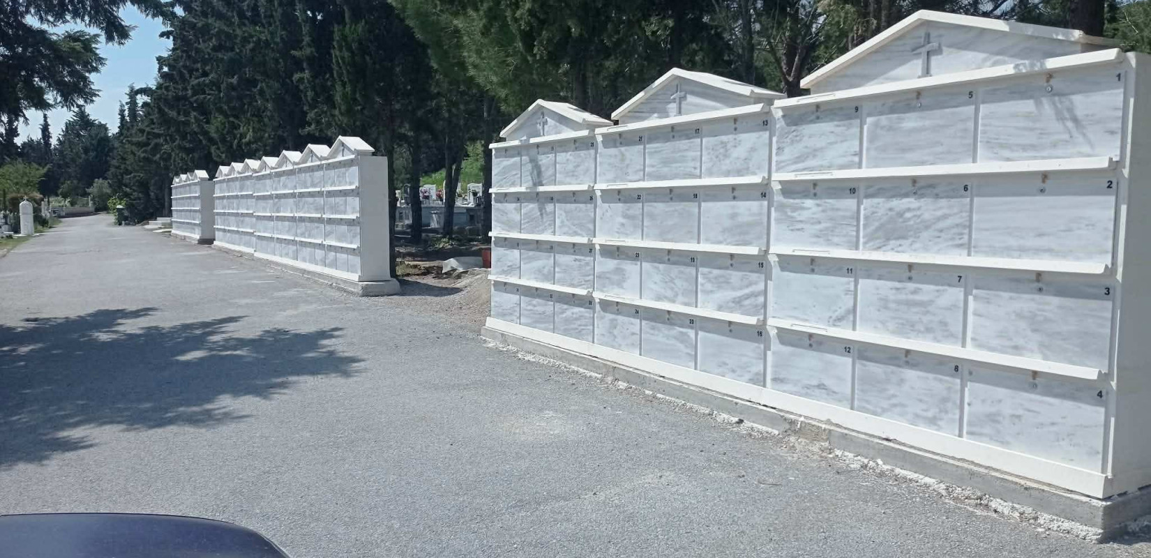 Ωραιόκαστρο: Τοποθετήθηκαν σύγχρονα οστεοφυλάκια στα Κοιμητήρια