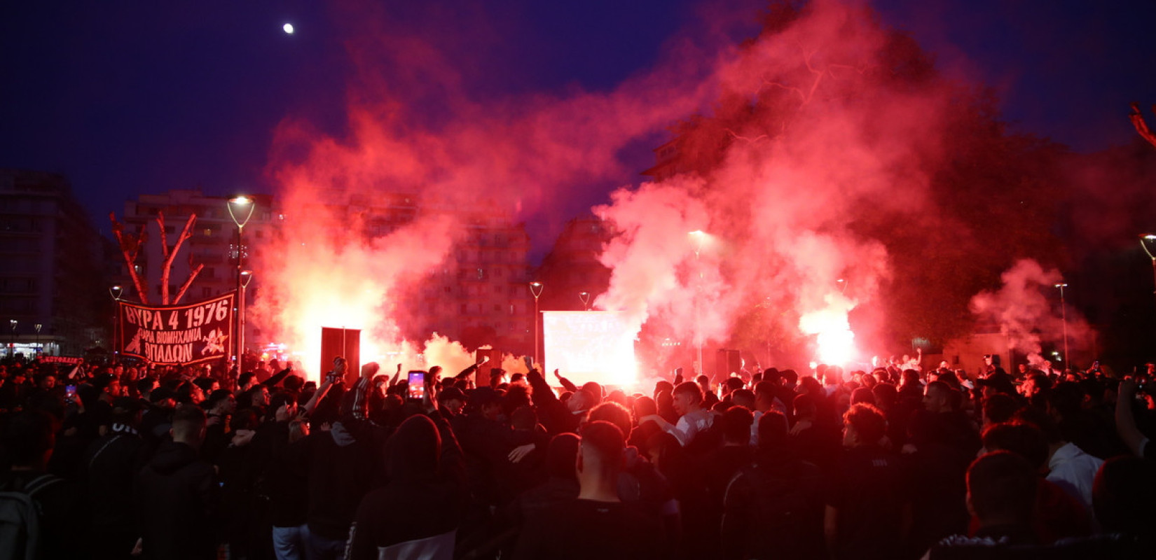 Μπάσκετ: Οι φίλοι του ΠΑΟΚ μετέτρεψαν την πλατεία Ναυαρίνου σε PAOK Sports Arena