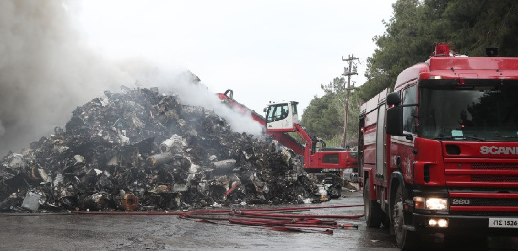 Θεσσαλονίκη: Καλύτερη η εικόνα της πυρκαγιάς σε υπαίθριο χώρο εταιρείας ανακύκλωσης