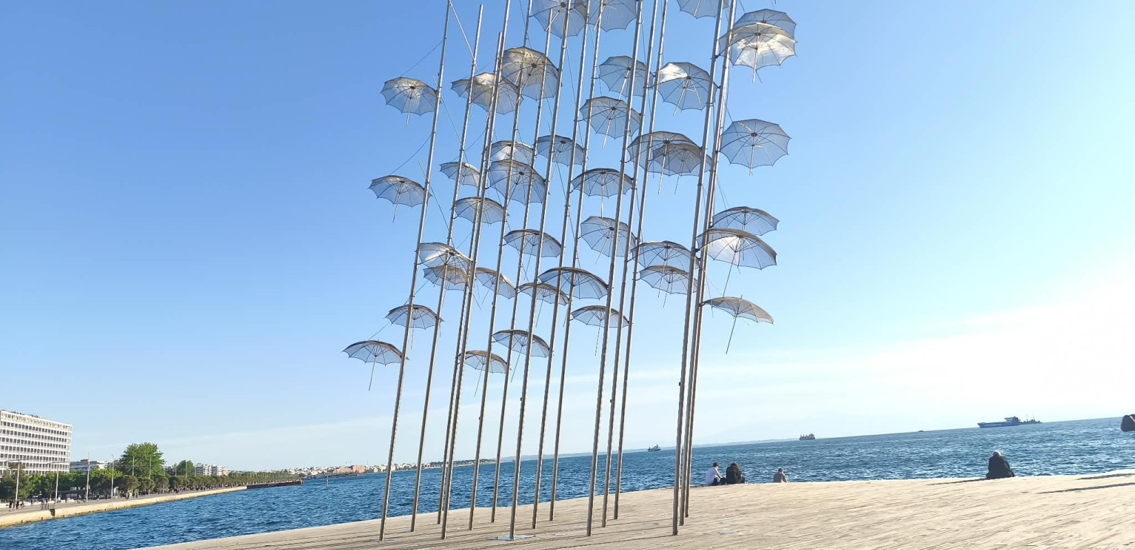 Θεσσαλονίκη: Μια μεγάλη μουσική αγκαλιά για τους πρόσφυγες δίπλα στις «Ομπρέλες» του Ζογγολόπουλου