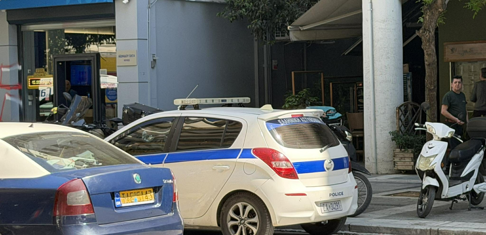 Θεσσαλονίκη: Στο τμήμα η μητέρα και το παιδί που πετούσε αντικείμενα από τον 6ο όροφο (βίντεο)