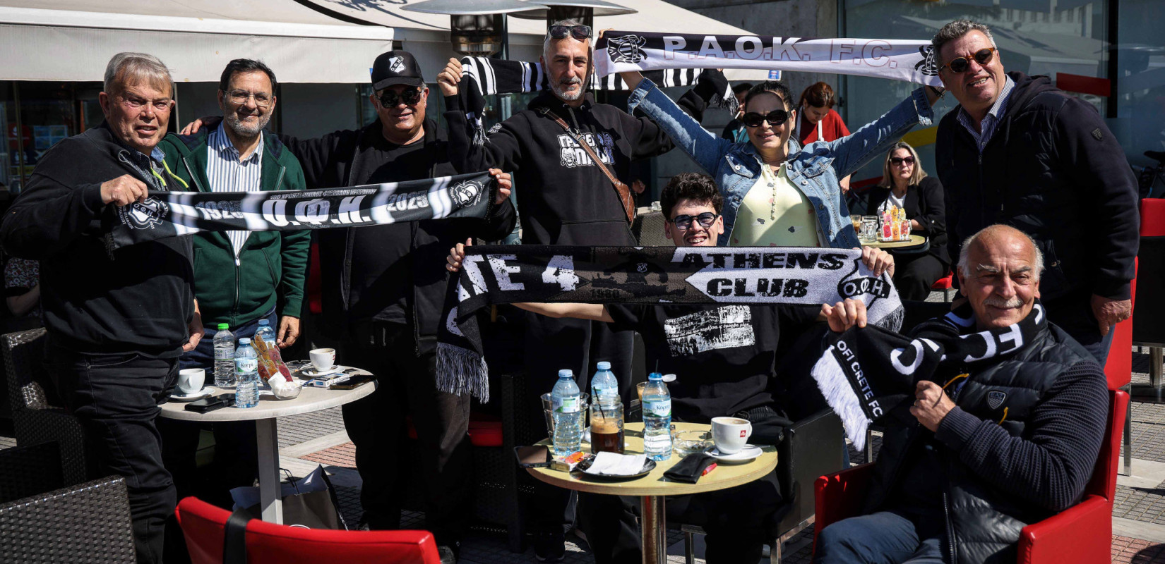 Τελικός κυπέλλου: Οι φίλαθλοι του ΠΑΟΚ και του ΟΦΗ έβαψαν ασπρόμαυρο τον Βόλο - Δείτε φωτογραφίες