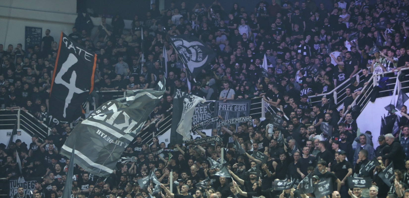 Μπάσκετ: Τρομερές εικόνες στην PAOK Sports Arena με δεκάδες ασπρόμαυρες σημαίες και ένα τεράστιο πανό (βίντεο)