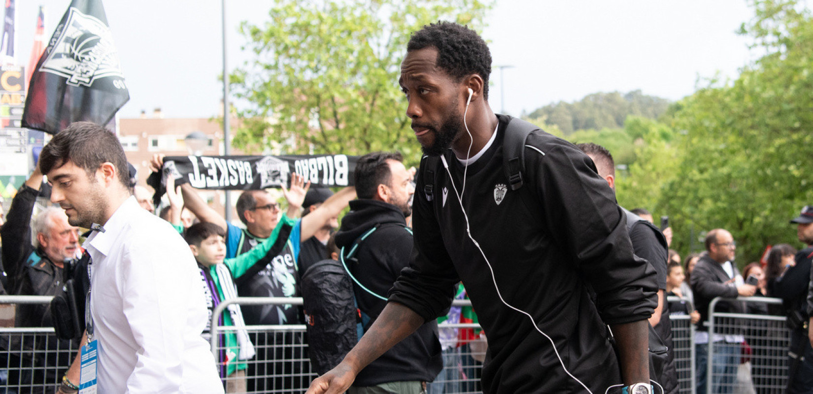 Μπάσκετ: Με συνθήματα της Μπιλμπάο η άφιξη στην «Μπιλμπάο Αρίνα» για τον ΠΑΟΚ (βίντεο)