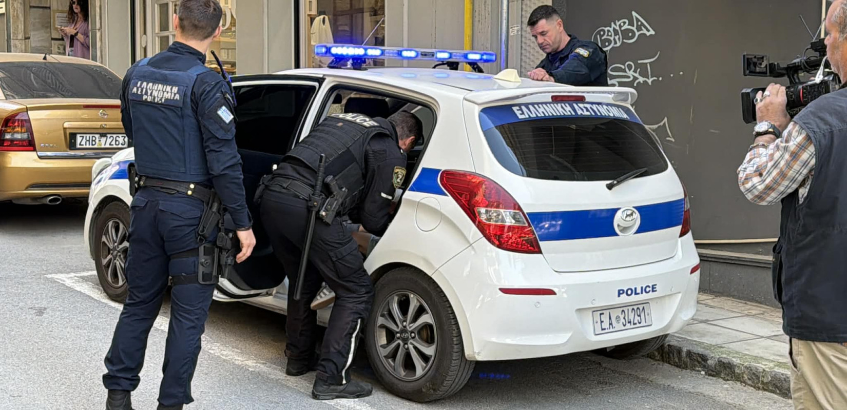 Θεσσαλονίκη: Συνελήφθη η 25χρονη μητέρα του 5χρονου που πέταγε αντικείμενα από μπαλκόνι - Γιατί έλειπε από το σπίτι