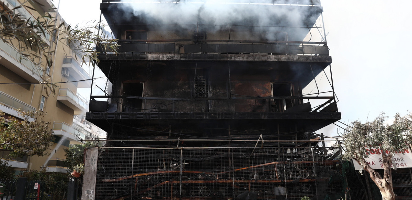 Αθήνα: Εικόνα καταστροφής - Κάηκαν όλα τα διαμερίσματα οικοδομής μετά από πυρκαγιά σε κατάστημα ανταλλακτικών