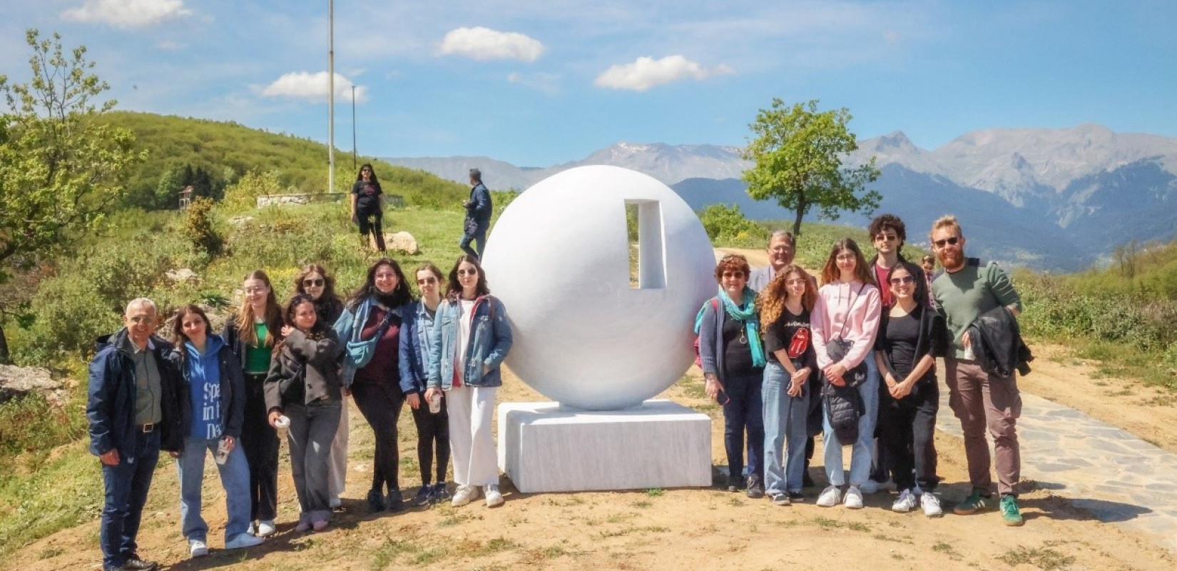 Φοιτητές του πανεπιστημίου της Τεργέστης ξεναγούνται στο Υπαίθριο Μουσείο Σύγχρονης Τέχνης - Πηγή: Δήμος Λίμνης Πλαστήρα