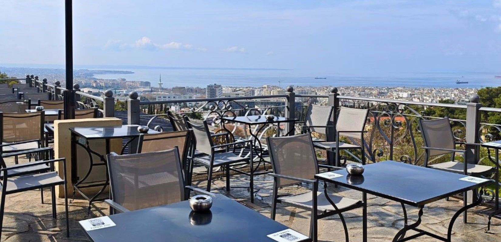 To Κτήμα: Το αγαπημένο all day café bar με απόλυτη θέα σε όλη τη Θεσσαλονίκη