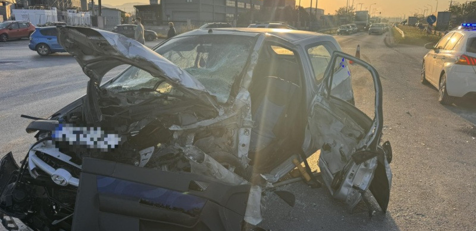 Θεσσαλονίκη: Σύγκρουση φορτηγού με ΙΧ στο Φανάρι Αγχιάλου - Στο νοσοκομείο με πολλαπλά κατάγματα μια γυναίκα