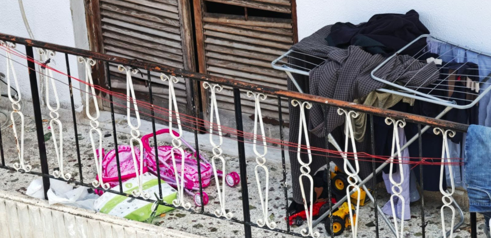 Άγιοι Ανάργυροι: Υποσιτισμένα τα τρία παιδιά που μεταφέρθηκαν στο νοσοκομείο Παίδων και ζούσαν σε τρώγλη (βίντεο)