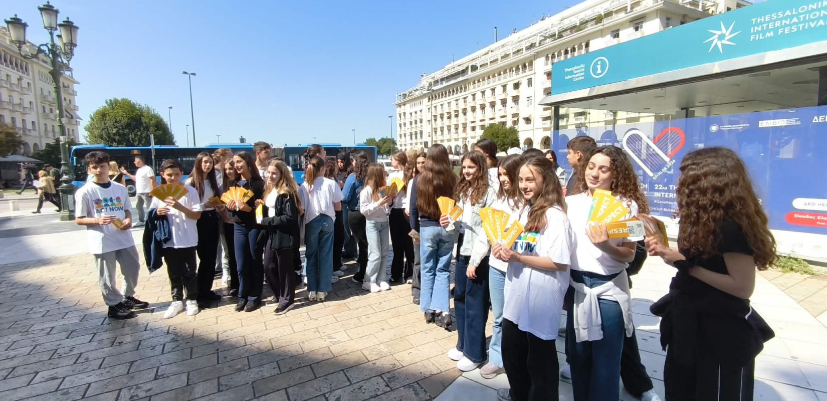 Θεσσαλονίκη: Δράση κατά της παράνομης στάθμευσης από μαθητές και τον δήμαρχο Στέλιο Αγγελούδη στο κέντρο (βίντεο)