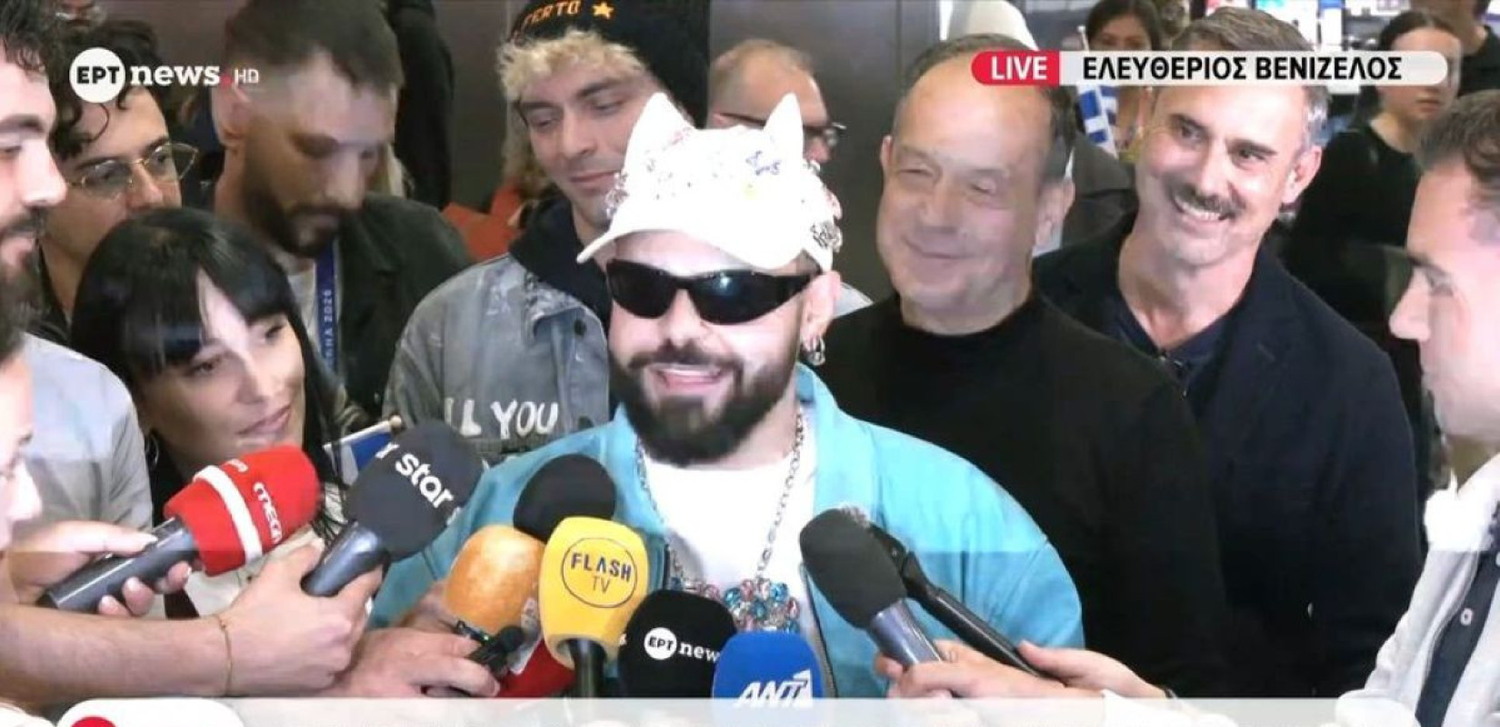 Akylas: «Πάτησε» Ελλάδα ο τραγουδιστής - Τον υποδέχθηκε κόσμος με χειροκροτήματα (βίντεο)