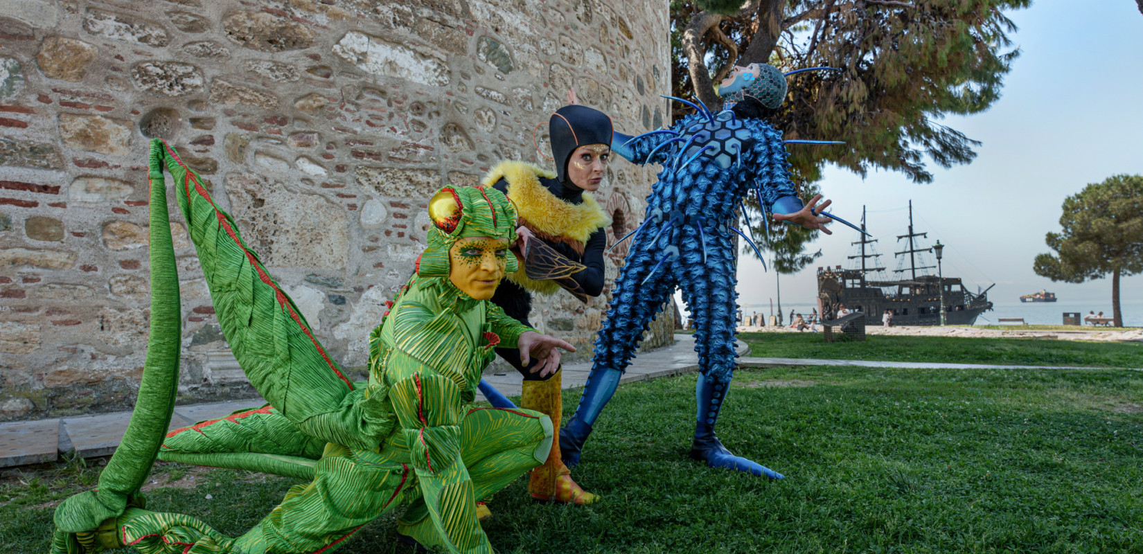 Τα... έντομα του Cirque du Soleil βγήκαν βόλτα στη Θεσσαλονίκη - Δείτε φωτογραφίες
