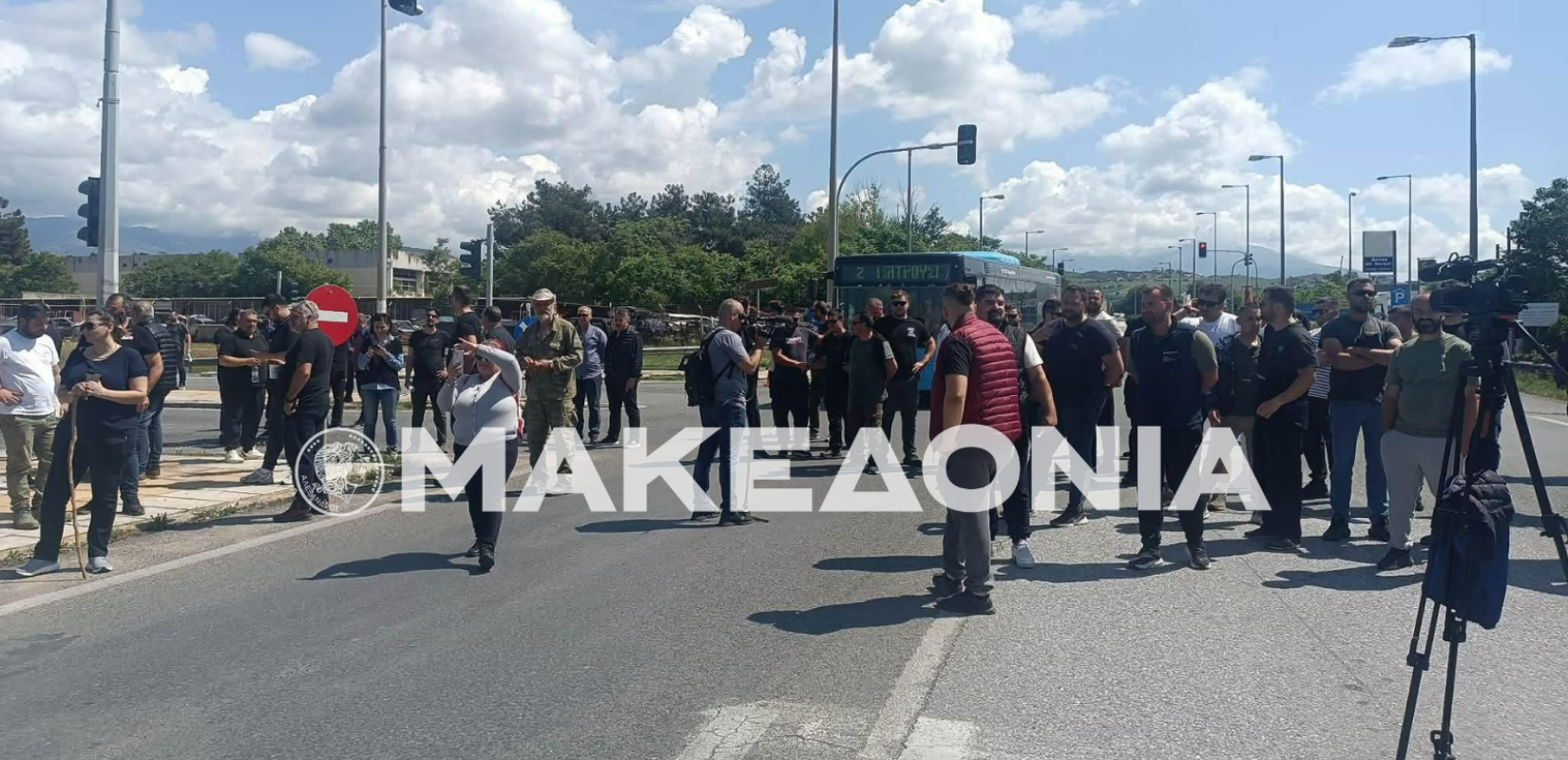 Σέρρες: Στους δρόμους οι αγρότες - Aπέκλεισαν την εθνική οδό Θεσσαλονίκης Σερρών - «Ο πρωτογενής τομέας καταρρέει» (βίντεο)