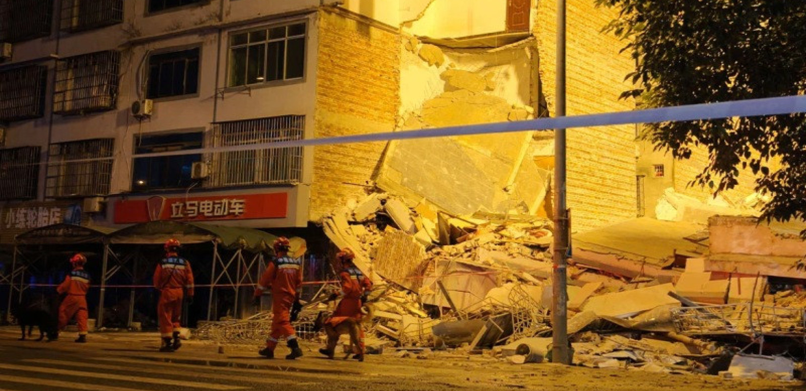 Σεισμός 5,2 Ρίχτερ στη νότια Κίνα: Δύο νεκροί, 13 κατεστραμμένα κτίρια και χιλιάδες εκκενώσεις (βίντεο)