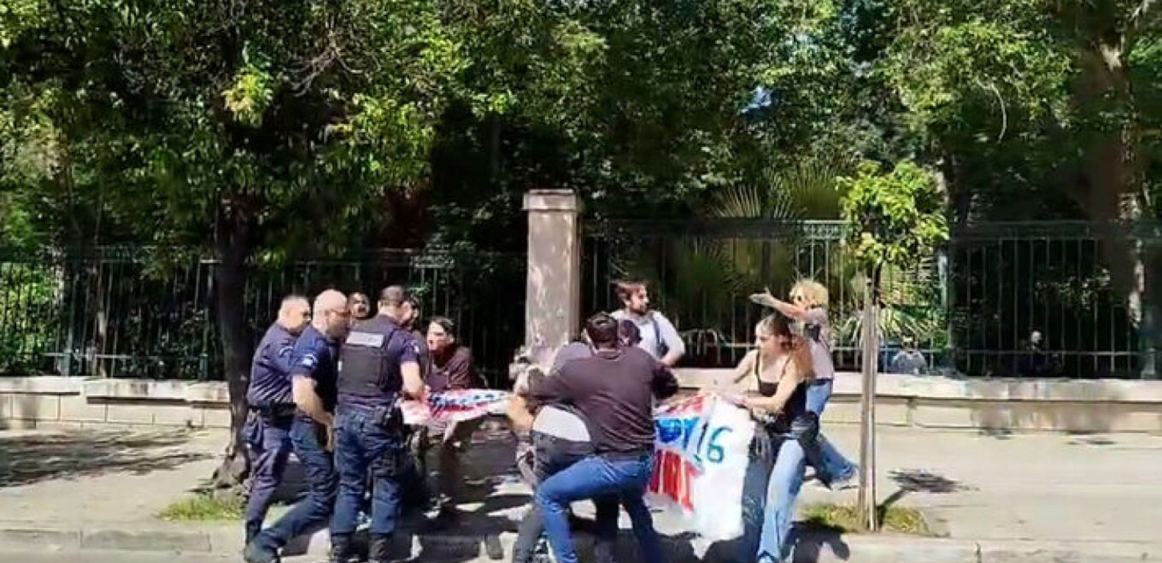 Επεισόδια σε συγκέντρωση φοιτητών έξω από το Μέγαρο Μαξίμου - Δείτε βίντεο