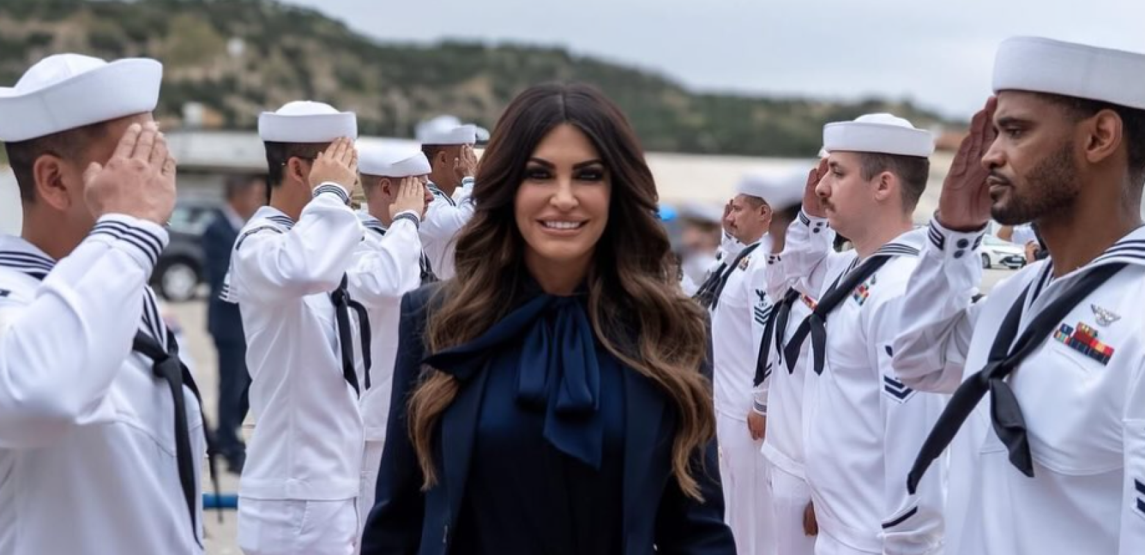 Στη Σούδα η Αμερικανίδα Πρέσβης Κίμπερλι Γκίλφοϊλ – «Σύμβολο δύναμης και συνεργασίας»