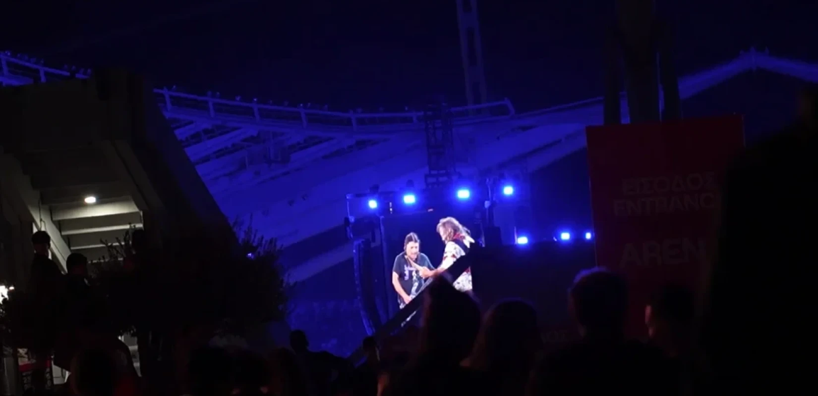 Metallica: Πάρτι έξω από το ΟΑΚΑ για εκατοντάδες που δεν κατάφεραν να μπουν στη συναυλία (βίντεο)