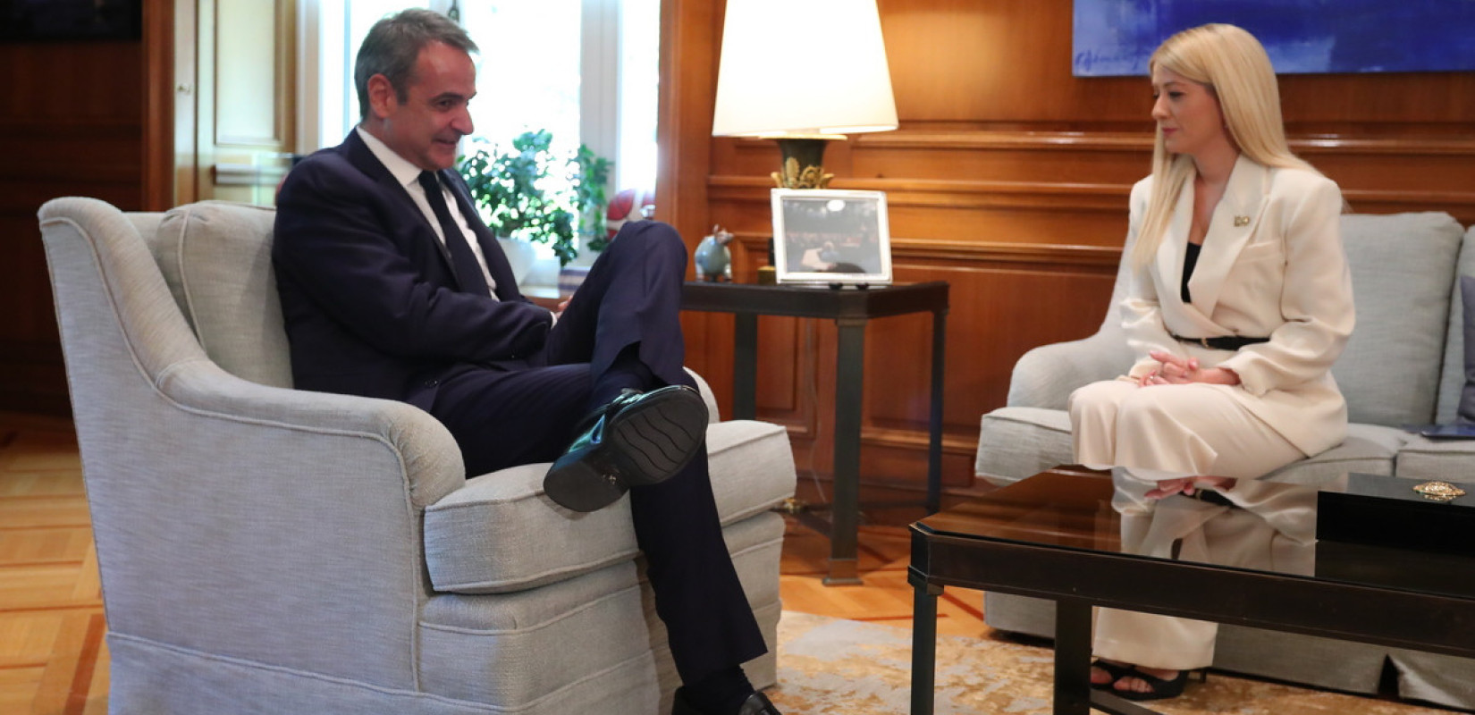 Συνάντηση Μητσοτάκη με την πρόεδρο του ΔΗΣΥ Αν. Δημητρίου