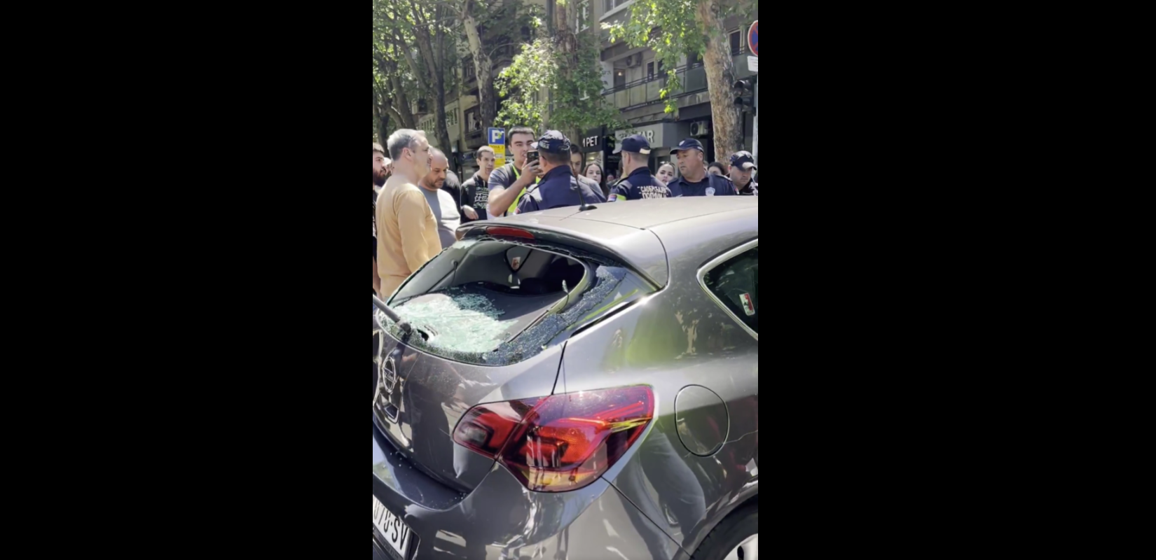Βελιγράδι: Αυτοκίνητο εμβόλισε φοιτητική συγκέντρωση – Τραυματίστηκε 90χρονος (βίντεο)