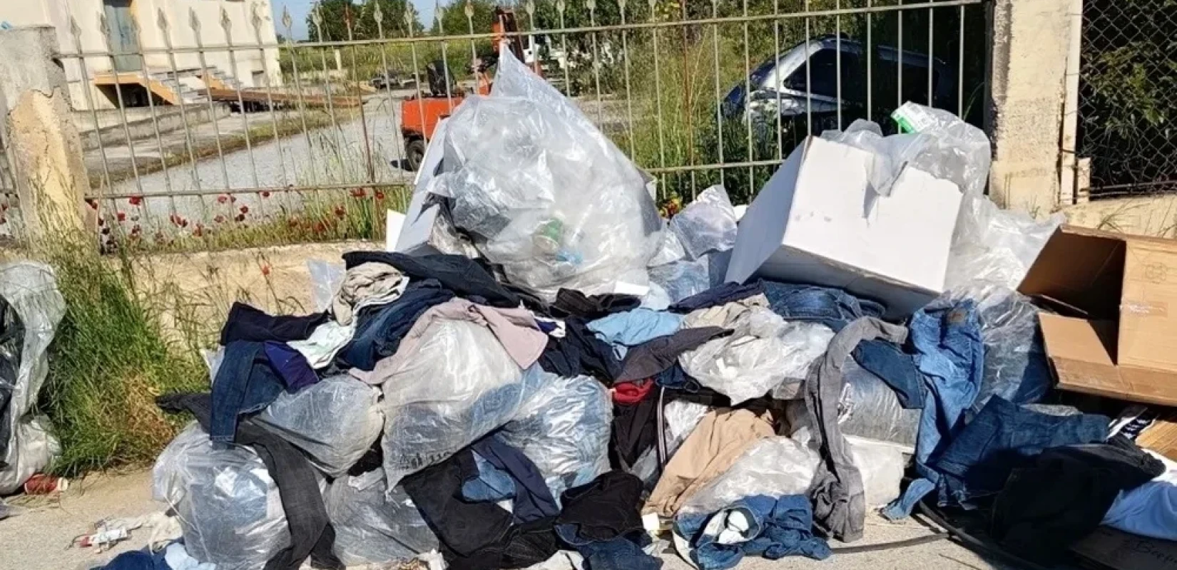 Δήμος Θέρμης: Πρόστιμο 500 ευρώ σε πολίτη που πέταξε 200 κιλά ρούχα δίπλα σε κάδο
