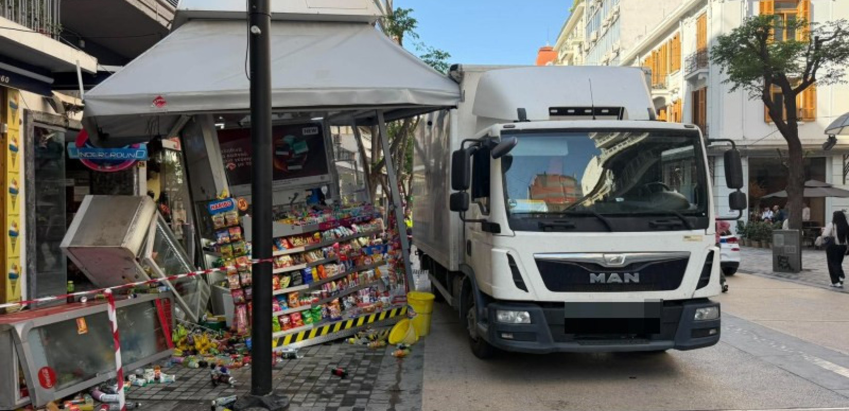 Θεσσαλονίκη: Φορτηγό «καρφώθηκε» σε περίπτερο στον πεζόδρομο της Αγίας Σοφίας - Δεν τραυματίστηκε κανείς (βίντεο)