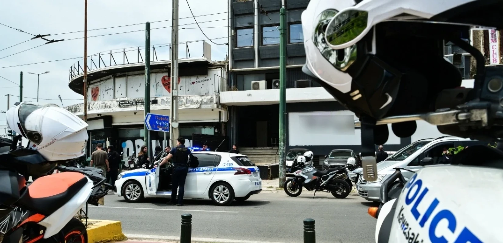 Ποινική δίωξη στον 58χρονο που άνοιξε πυρ με ούζι έξω από μπαρ στην Καλλιθέα χθες το πρωί