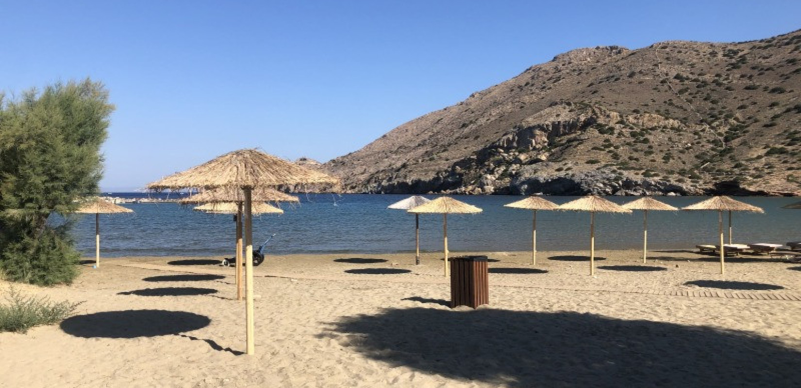 Η Σύρος ανοίγει τις παραλίες της σε όλους: Δωρεάν ομπρέλες και πλήρης προσβασιμότητα για κάθε επισκέπτη