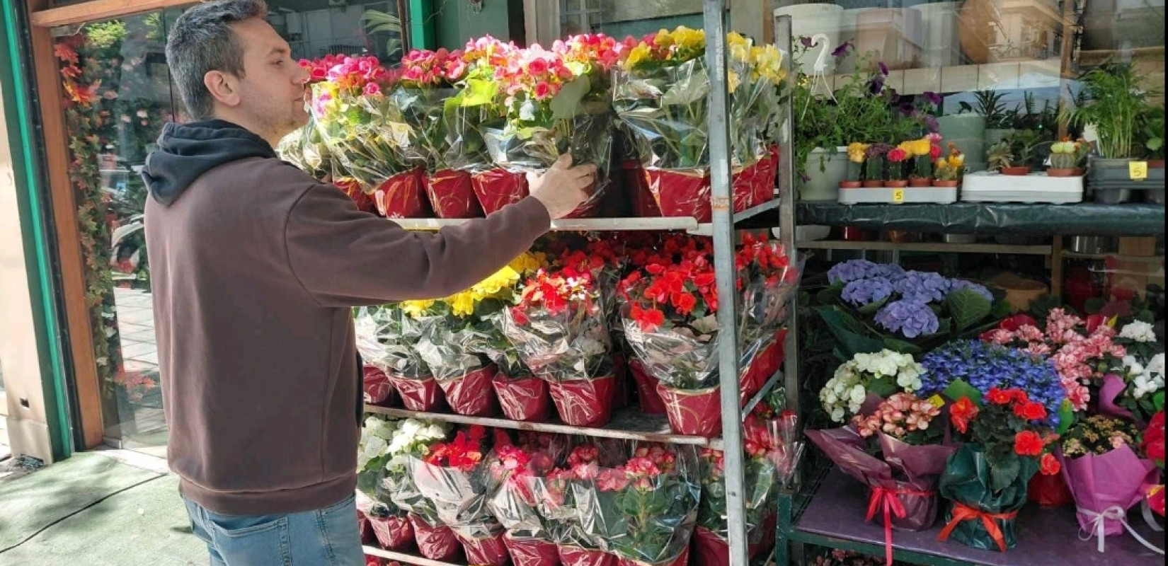 Σε... πυρετώδεις ρυθμούς η προετοιμασία των ανθοπωλείων της Θεσσαλονίκης για την γιορτή της μητέρας