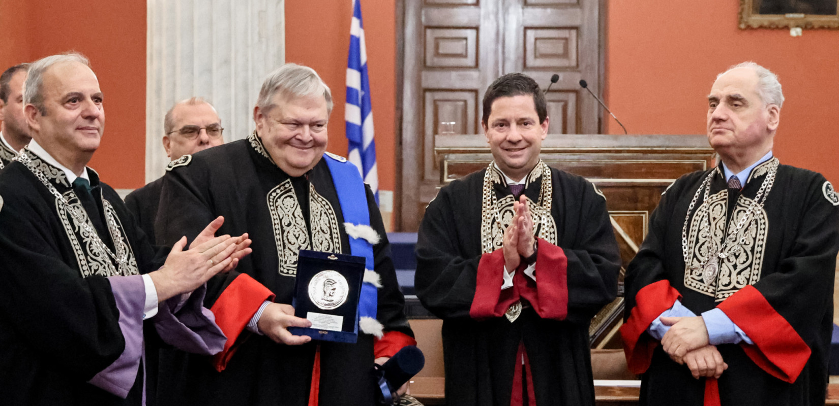 Επίτιμος Διδάκτωρ του ΕΚΠΑ ο Ευάγγελος Βενιζέλος: Μήνυμα για την Τεχνητή Νοημοσύνη και τη Δημοκρατία