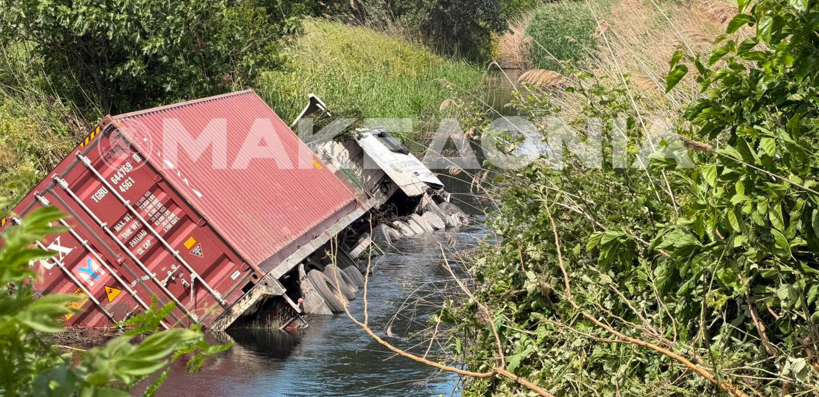 Θεσσαλονίκη: Εξετράπη νταλίκα σε κανάλι στην εθνική οδό Θεσσαλονίκης - Αθηνών