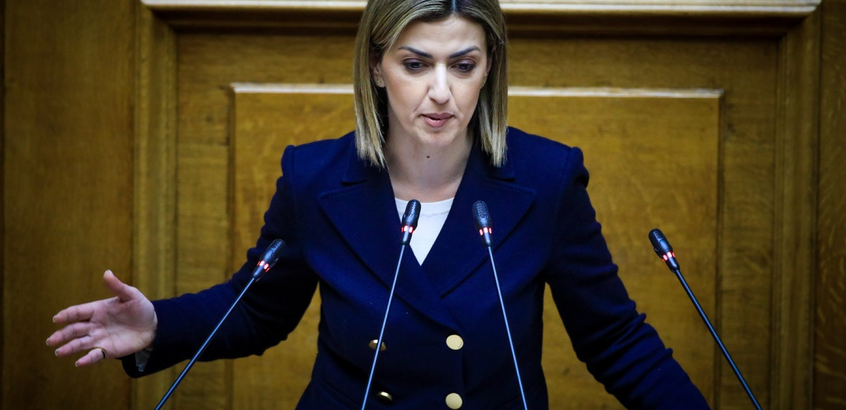 Αδιαθεσία για την Αγαπηδάκη στη Βουλή - Μεταφέρθηκε στο ιατρείο με χαμηλό οξυγόνο
