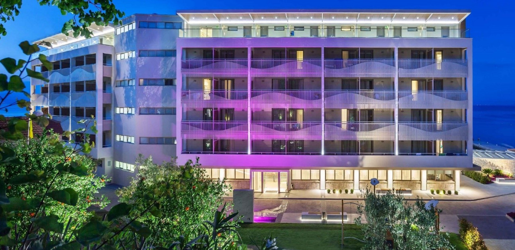 Ammon Zeus Luxury Beach Hotel 5*: Ένα ξενοδοχείο-σύμβολο στην καρδιά της Καλλιθέας, με θέα το απέραντο γαλάζιο και ρίζες που χάνονται στους αιώνες