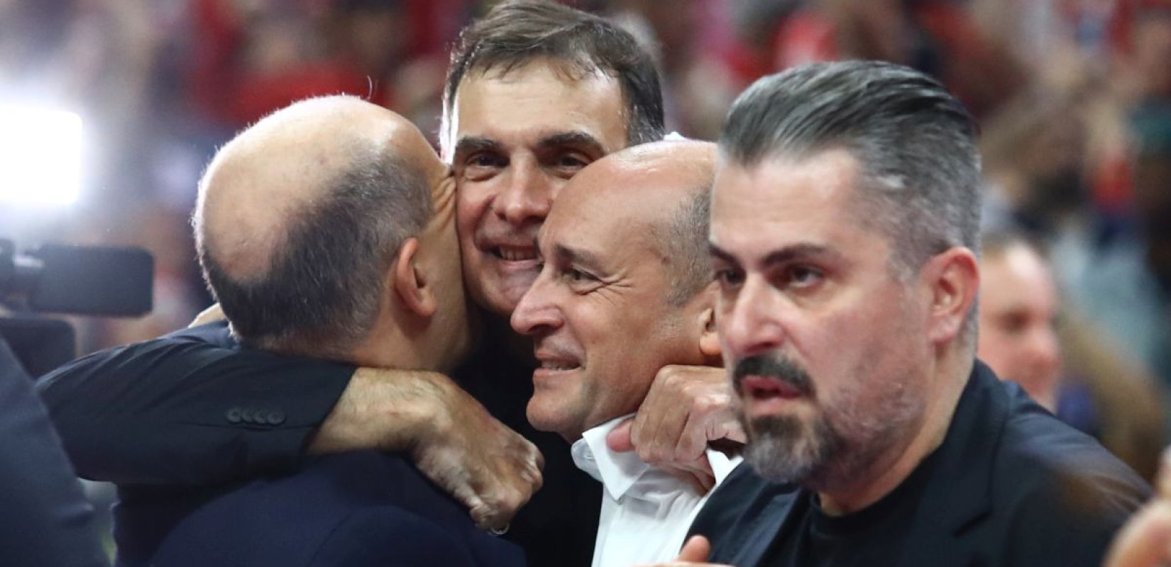 Δεύτερος από αριστερά ο προπονητής του Ολυμπιακού, Γ. Μπαρτζώκας αγκαλιά με τους ιδιοκτήτες της ομάδας, αδερφούς Αγγελόπουλου - Eurokinissi.gr