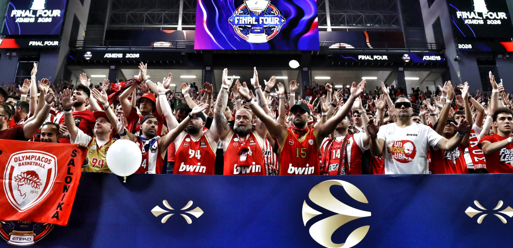 Φάιναλ φορ Euroleague: Κοκκίνισε από τους οπαδούς του Ολυμπιακού το ΟΑΚΑ - Παρών και ο Νίκος Γκάλης (βίντεο)