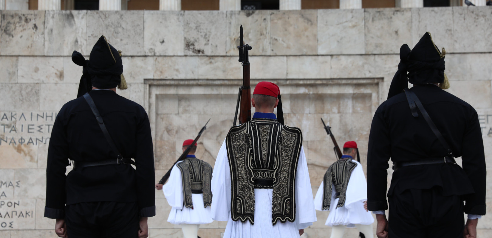 Ρίγη συγκίνησης στο Σύνταγμα: Εύζωνες με την παραδοσιακή στολή των Ποντίων τίμησαν τα θύματα της Γενοκτονίας