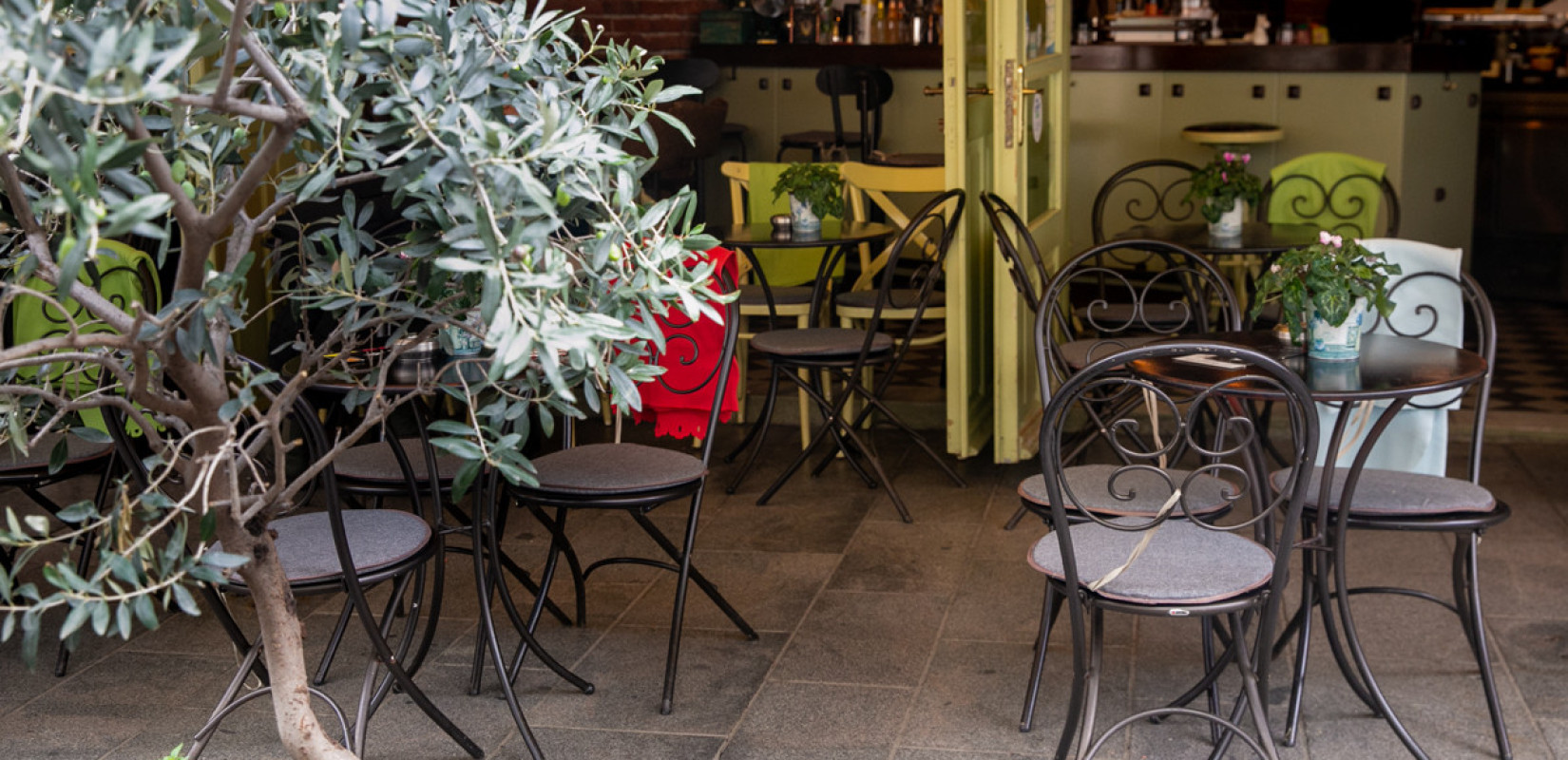 Στο γοητευτικό κι αγαπησιάρικο Lena's Bistro οι πελάτες είναι προσεχώς φίλοι