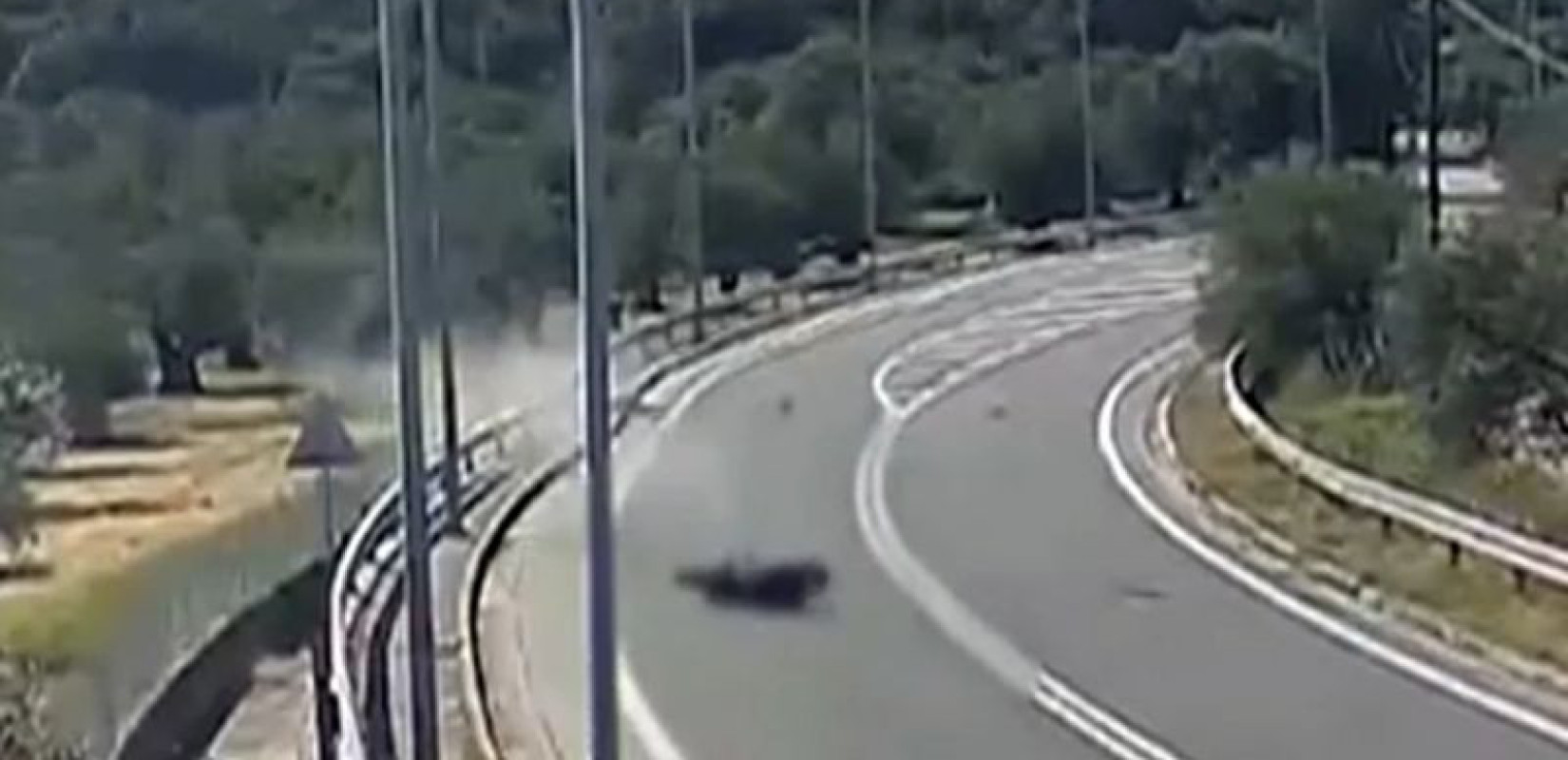Λέσβος: Καρέ-καρέ η μοιραία εκτροπή της μηχανής που στοίχισε τη ζωή σε δύο νεαρούς - Προσέκρουσε σε κράσπεδο και κολόνα