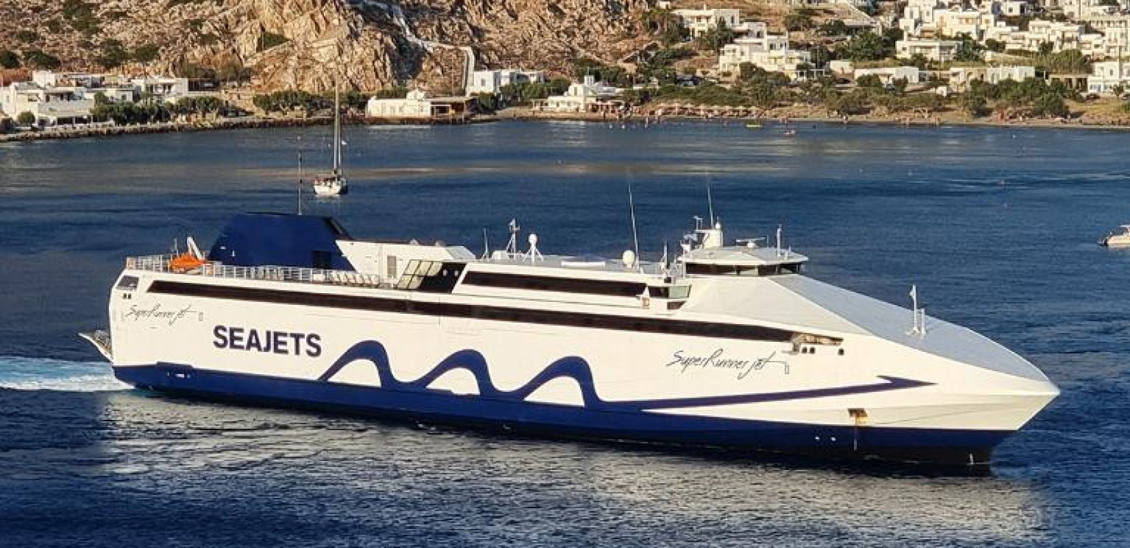 Πάρος: Προσωρινή απαγόρευση απόπλου για το Superrunner Jet μετά από πρόσκρουση στην προβλήτα
