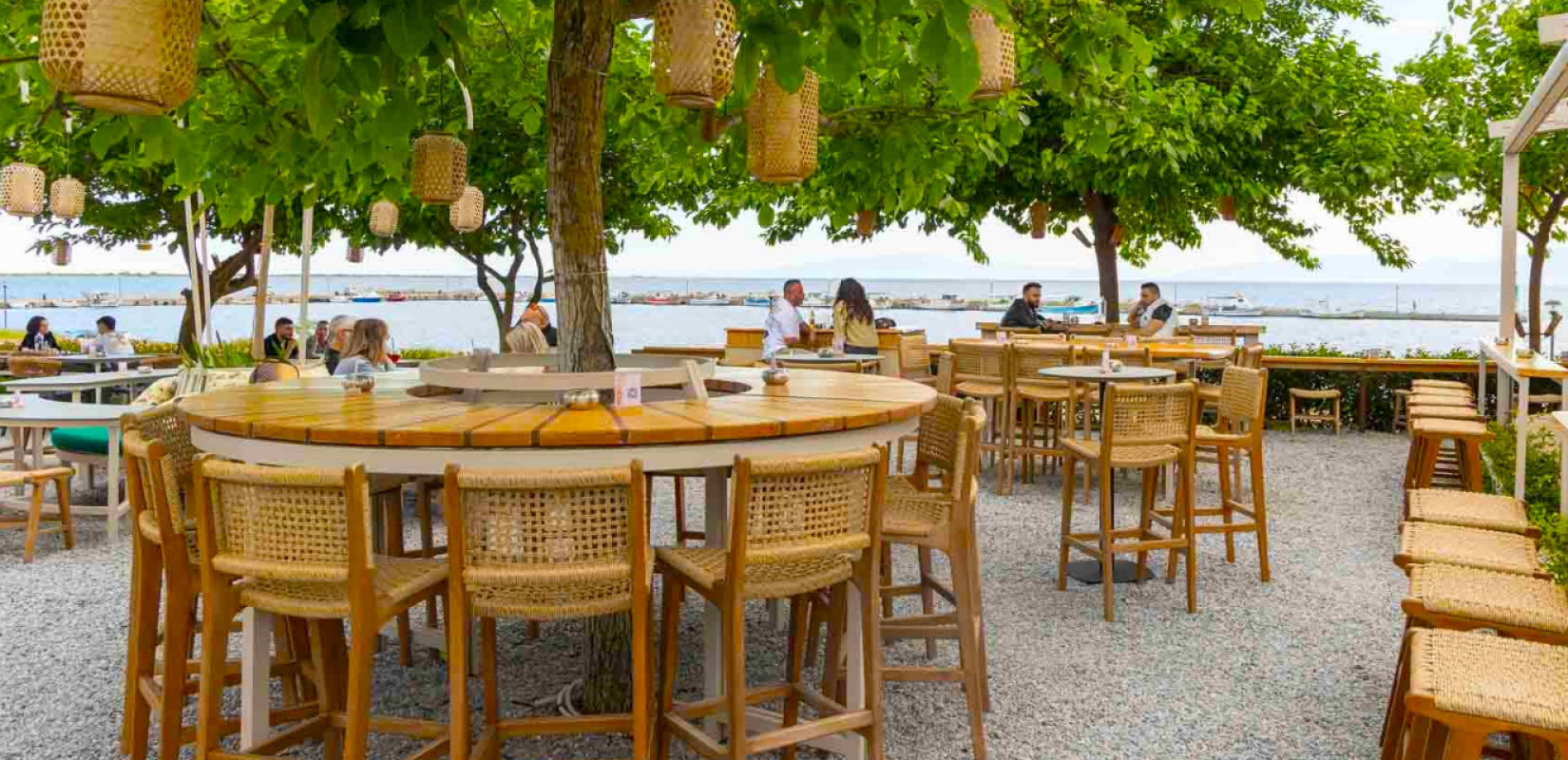 Tarde: Το νέο seaside στέκι της Επανομής που συνδυάζει θέα, γεύσεις και διασκέδαση