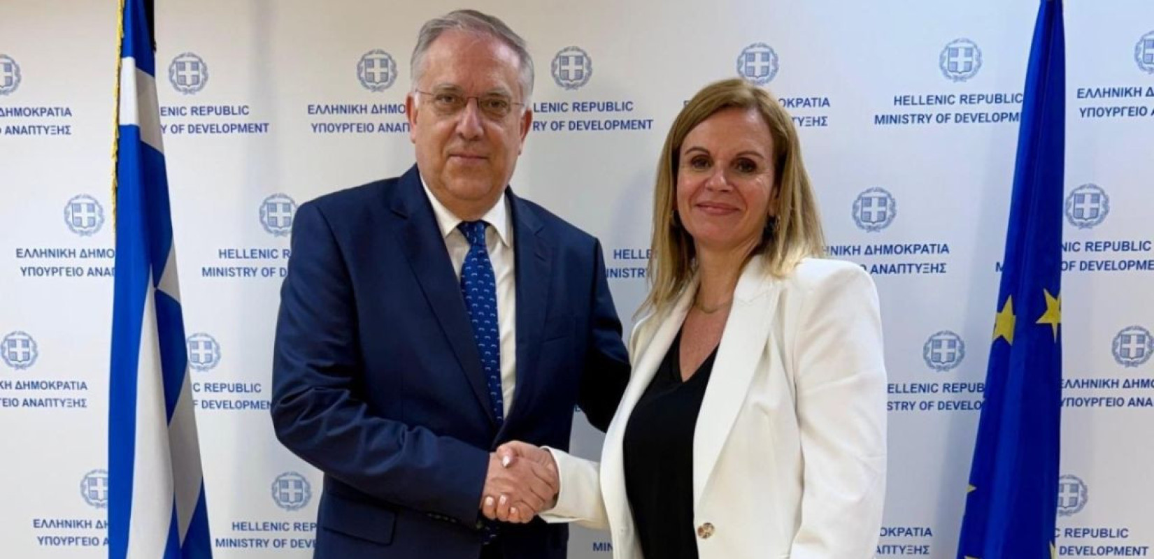 Δεξιά η κα Παπατζίκου
