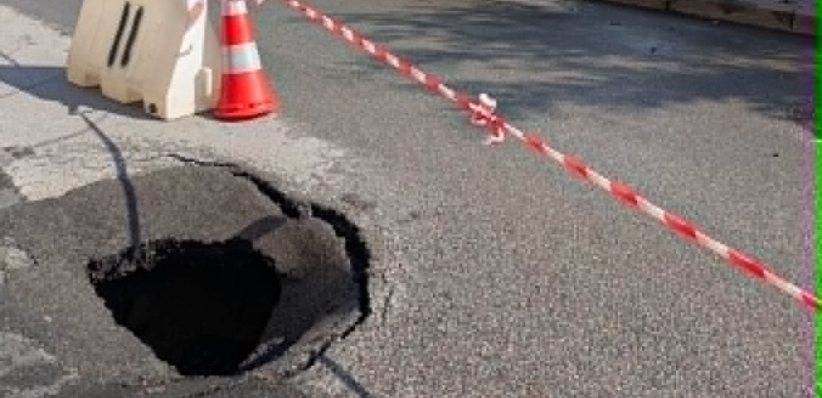 Θεσσαλονίκη: Η μπόρα άνοιξε... τρύπα σε δρόμο στο κέντρο